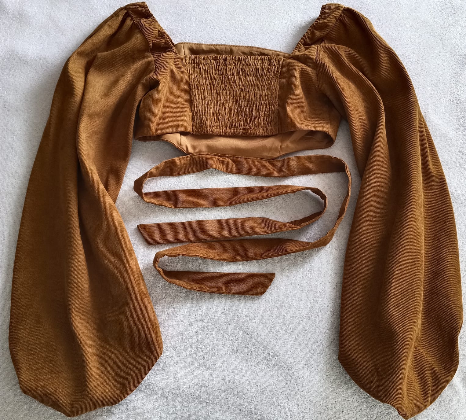 Top Crop Manga Larga Cinturón Café – Estilo Elegante y Versátil (Usado)